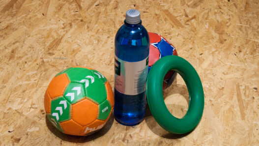 Wasserflasche mit Ring und Bällen