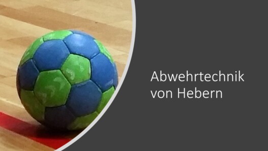 Handball liegt auf dem Hallenboden