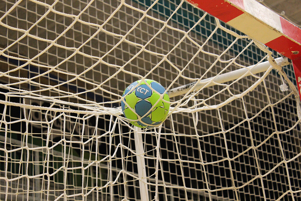 Handballtor mit Handball auf dem Netz