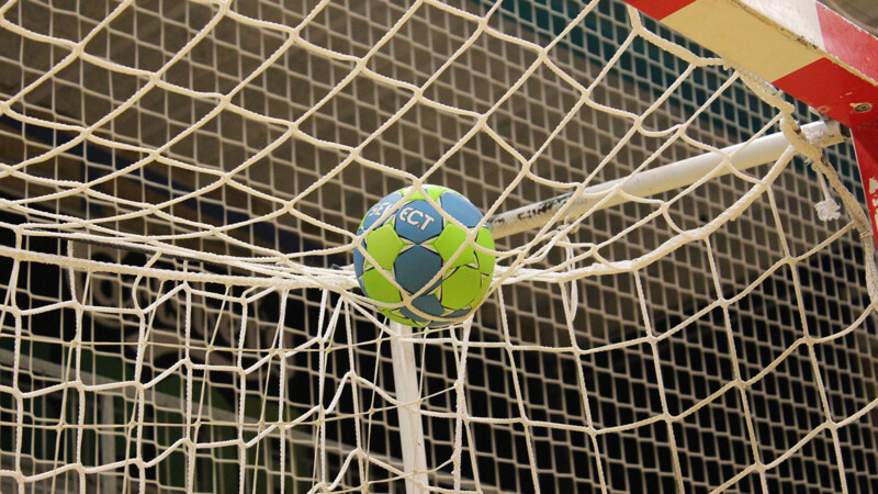 Handballtor mit Handball auf dem Netz