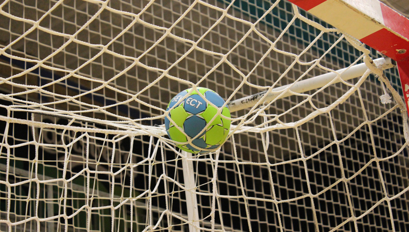 Handballtor mit Handball auf dem Netz